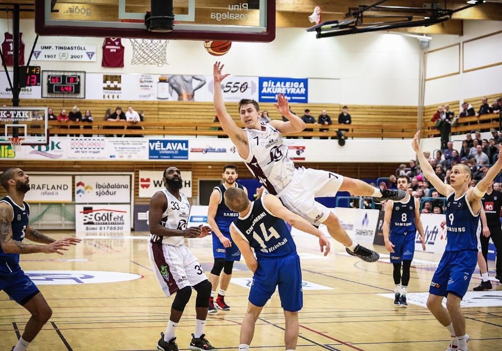 Pétur tekur flugið en kappinn fékk slæman skell við lendinguna. MYND: HJALTI ÁRNA