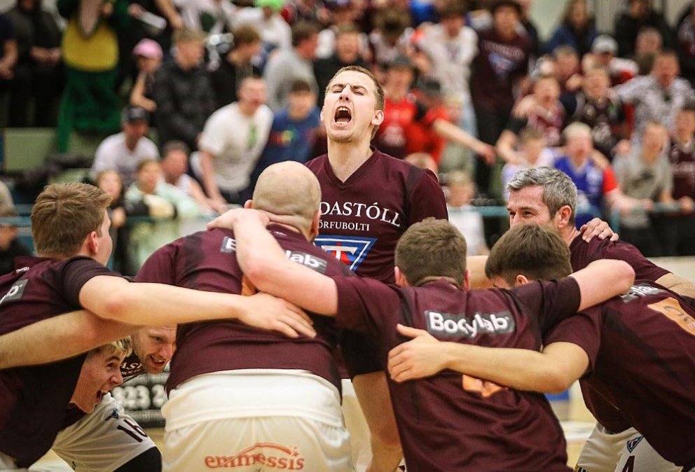 Pétur var meiddur í gær. Þetta er þó ekki andartakið þegar hann meiddist. MYND: HJALTI ÁRNA