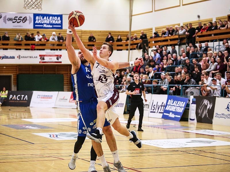 Pétur flýgur framhjá Sigga Þorsteins. MYND: HJALTI ÁRNA