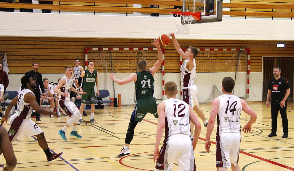 Pétur var stigahæstur leikmanna Tindastóls með 19 stig. Hér ver hann skot.  MYND: ÓAB