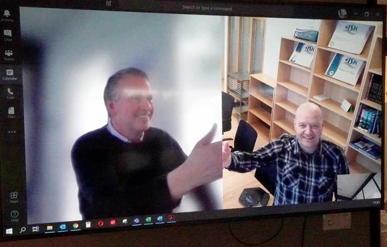 Guðjón Ingi Guðjónsson, sölustjóri hjá Völku, og Ásmundur Baldvinsson, yfirmaður landvinnslu FISK Seafood, „handsala“ samninginn í takti við tíðarandann. Mynd: Guðjón Ingi.