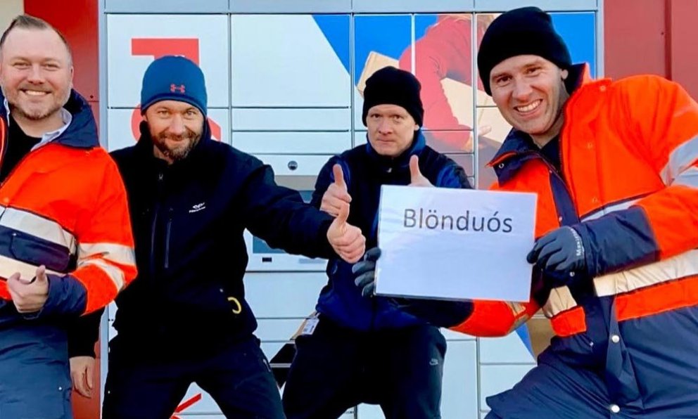 Póstmenn kátir eftir uppsetningu á Póstboxi á Blönduósi. MYND AF FB-SÍÐU PÓSTSINS