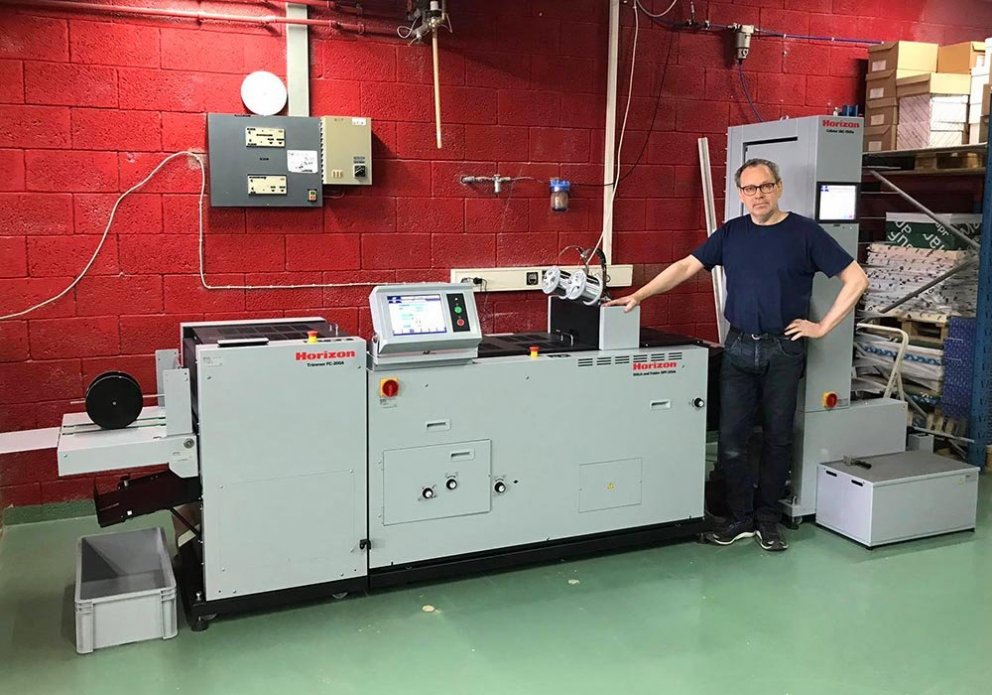 Guðni við nýju röðunarvélina sem breiðir heldur meir úr sér en sú gamla. MYND: ÓAB