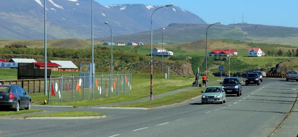 Vakin er athygli á því að á næstkomandi þriðjudagskvöld hittast prjónagraffarar á Blönduósi og ljúka við uppsetningu á verkum sínum á ljósastaura, skilti o.fl. í bænum og sveitunum í kring. Mynd/BÞ