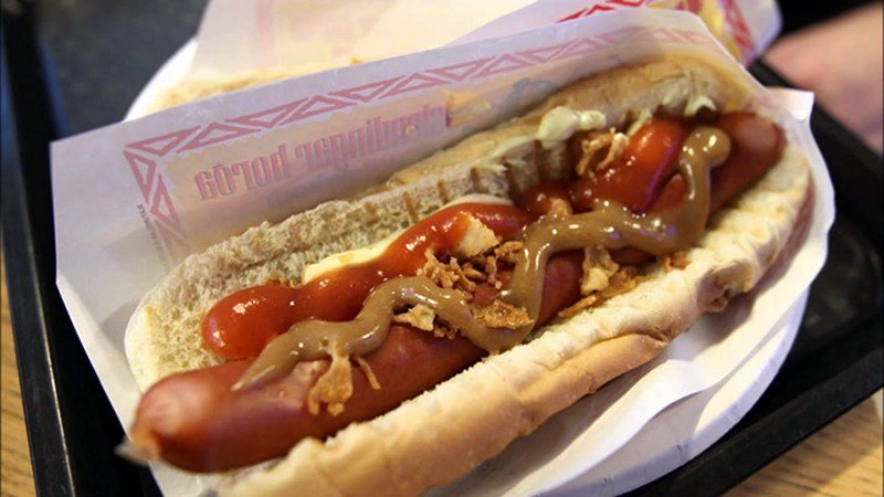 Pylsa með öllu nema COVID er gómsætur skyndibiti. Mynd af netinu.