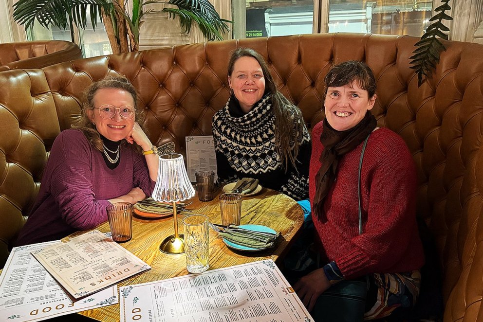 Skólasysturnar frá Blönduósi, nú Rabarbarasystur, fóru á Rabarbarahátíð í Wakefield á Englandi í febrúar sl. f.v. Iðunn Vignisdóttir, Björk Bjarnadóttir og Elfa Þöll Grétarsdóttir Myndirnar sem hér fylgja eru allar úr þessari ferð. MYNDIR AÐSENDAR