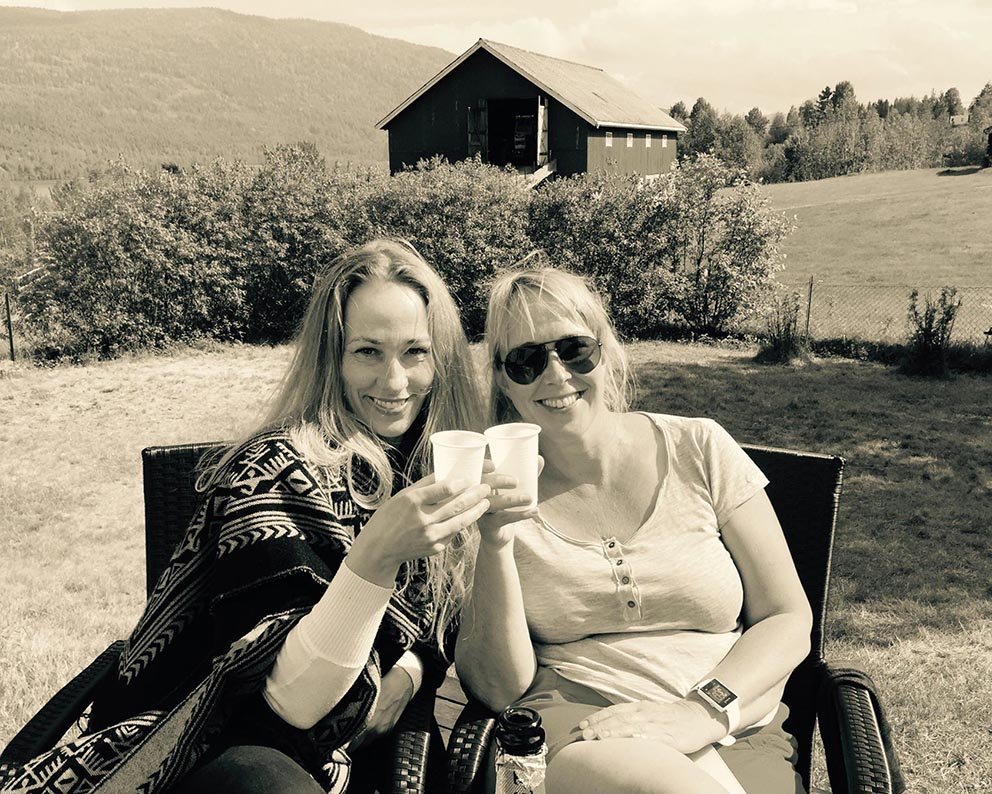 Arna Björg (til vinstri) ásamt móðursystur sinni Guðbjörgu á góðri stundu í Noregi.  AÐSEND MYND