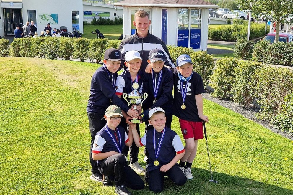 Atli Freyr ásamt nokkrum efnilegum ungum golfurum. MYND AÐSEND