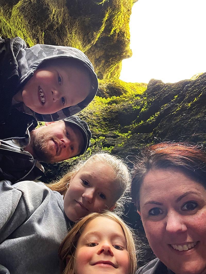 Auður og fjölskylda í Rauðfeldargjá á Snæfellsnesi. MYND AÐSEND