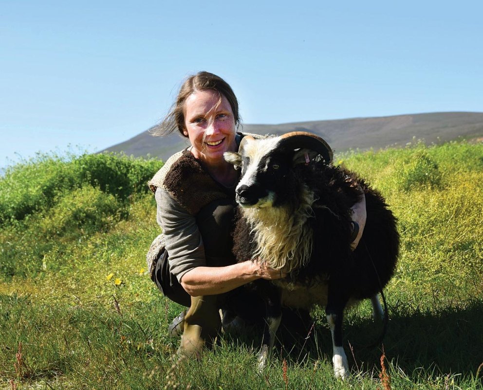Karólína með góðum félaga úti í guðs grænni náttúrunni. AÐSEND MYND