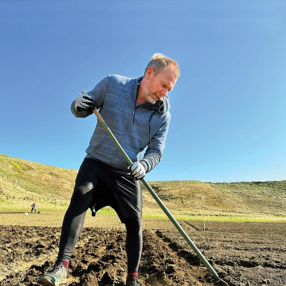 Pétur lætur hendur standa fram úr ermum. AÐSEND MYND