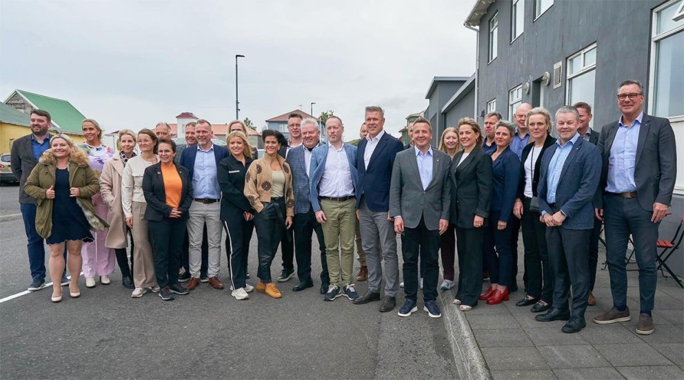 Ráðherraer og sveitarstjórnarfólk og aðrir gestir utan við Gránu í gær. MYND: SIGURÐUR INGI