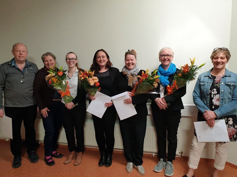 Þátttakendur kampakátir með verðlaun sín. Mynd: Facebooksíða Nýsköpunarmiðstöðvar  Íslands