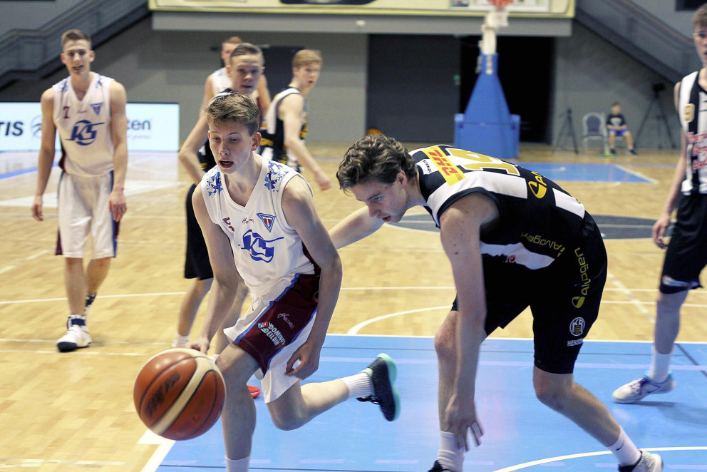 Ragnar Ágústsson á fullri ferð. Pétur fyglist með.  MYND: DAVÍÐ ELDUR / KARFAN.IS