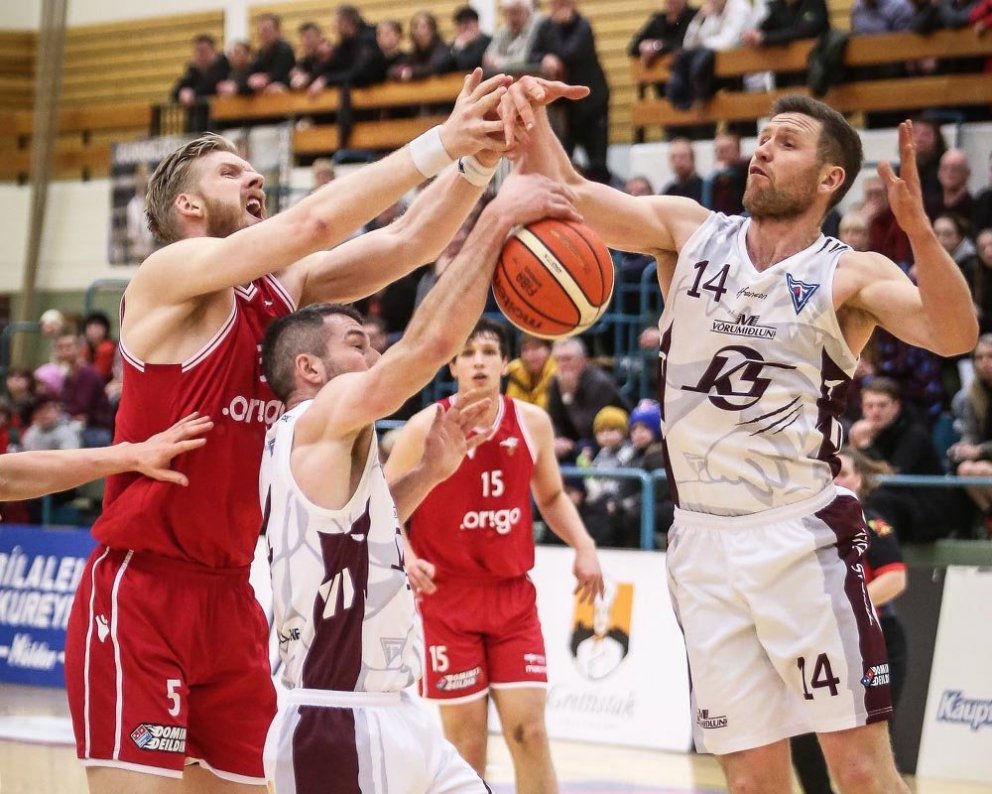 Raggi Nat í baráttunni við Axel og Helga Rafn. MYND: HJALTI ÁRNA