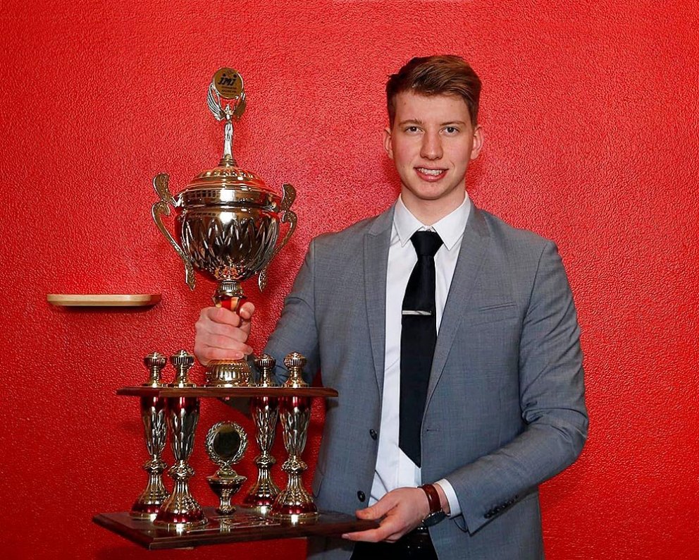 Ragnar með verðlaunagripinn. MYND: SKAPTI HALLGRÍMS / AKUREYRI.NET