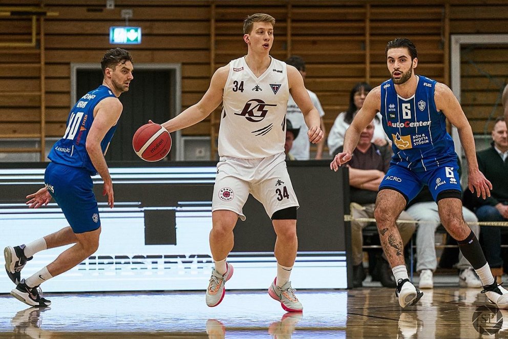 Raggi átti toppleik í gær. Hér er hann með boltann í fyrsta leik liðanna. MYND: SIGURÐUR INGI