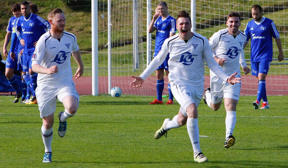 Ragnar fagnar. Ragnar Þór Gunnarsson gerði fyrsta mark leiksins og fagnar hér glaðbeittur ásamt þeim Fannari Kolbeins og Stephen Walmsley. Víðismenn lítið ánægðir að sjálfsögðu. MYND: ÓAB