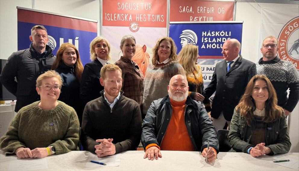 Skrifað undir viljayfirlýsingu á Hólum. Fremst sitja Silja Bára Ómarsdóttir rektor HÍ, Magnús Barðdal sveitarstjóri Skagafjarðar, Logi Einarsson menningar-, nýsköounar- og háskólaráðherra og Hólmfríður Sveinsdóttir rektor HÍ á Hólum. MYND AÐSEND