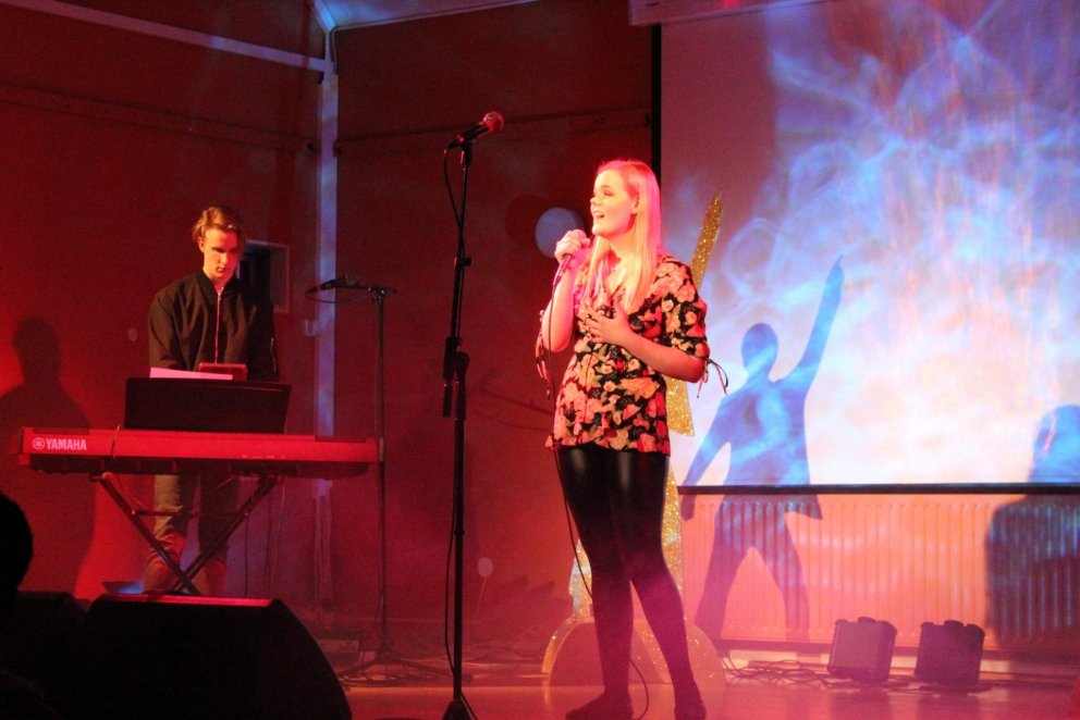 Rannveig Sigrún flytur sigurlag keppninnar en Óskar Aron spilar undir. MYND AF FB FNV