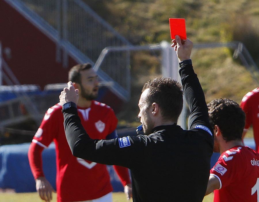 Dómarinn sveiflar rauða spjaldinu og sendi tvo í sturtu. MYND: ÓAB