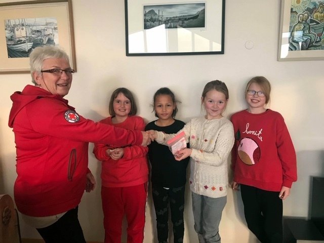 Þessar duglegu stelpur í Húnaþingi vestra styrktu Rauða krossinn með steinasölu. Aðsend mynd.