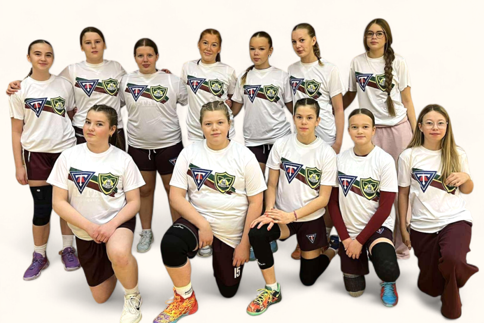 Efnilegar körfuboltastúlkur sem spiluðu fyrir Tindastól og Skallagríma á Scania Cup. Efri röð frá vinstri: Embla Björg, Rakel María, Vigdís Hekla, Ellen Día, Íris Ösp, María Hrönn og Indíana Ósk. Neðri röð frá vinstri:  Bjarklind Ingibjörg, Ásthildur Guðný, Brynhildur Heiða, Elín Björk og Sibba Sól.    AÐENDAR MYNDIR