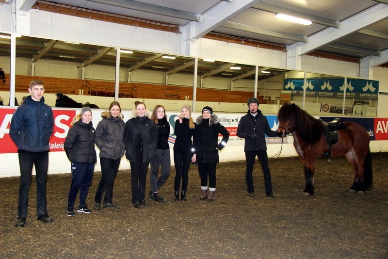 Flottir unglingar ásamt Þórarni Eymundssyni framan við mikla speglaröð sl. fimmtudag. Mynd: PF.