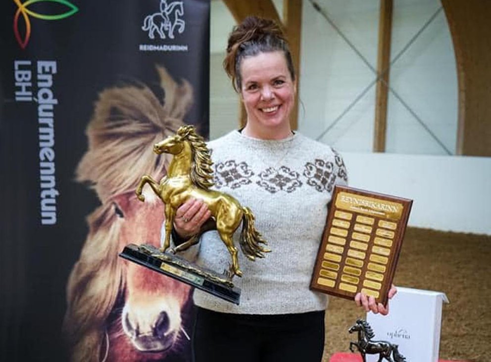 Sigríður Fjóla Viktorsdóttir með verðlaunin. MYND AF SÍÐU SKAGFIRÐINGS