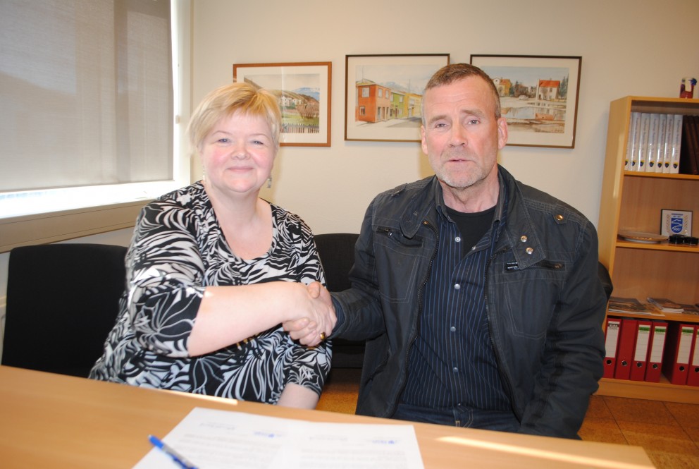 Ásta Pálmadóttir, sveitarstjóri Sveitarfélagsins Skagafjarðar og Guðmundur Sveinsson, formaður hestamannafélagsins Skagfirðings, undirrituðu samning um reiðvegagerð í fyrradag. Mynd: Skagfirðingur.