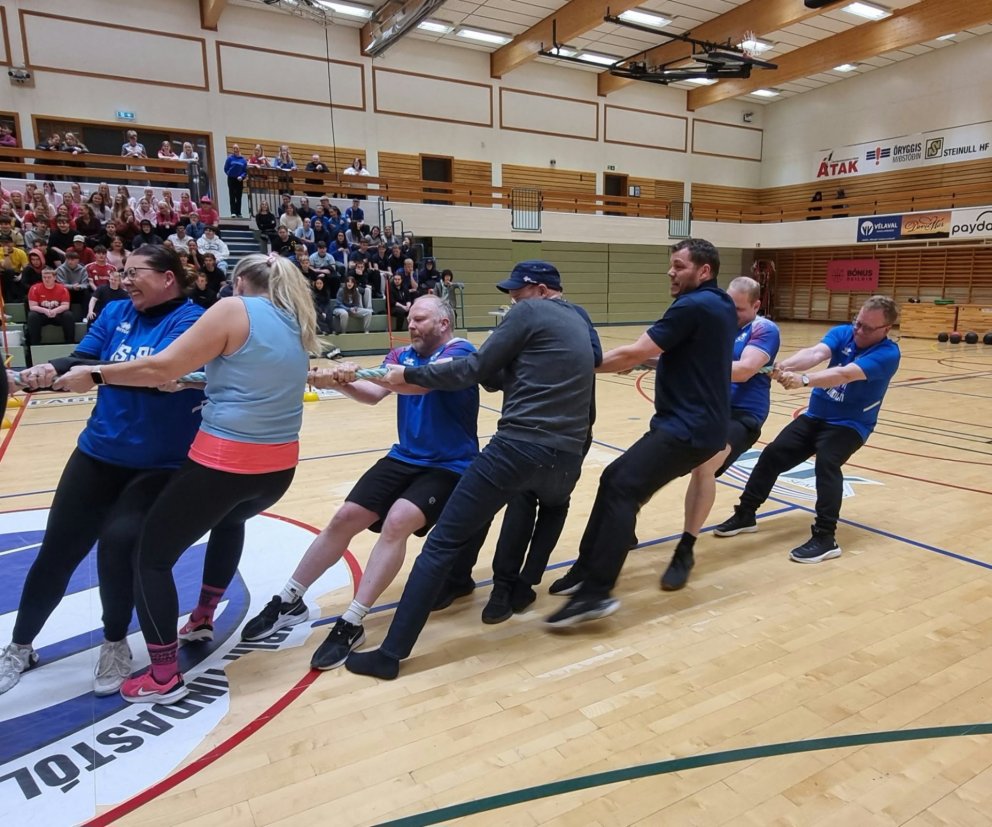 Lið starfsfólks í gífurlegum átökum í reipitogi. Mynd:HMJ