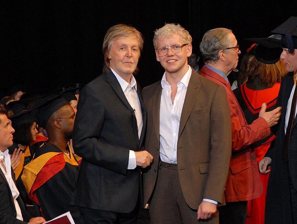 Já, sæll! Paul McCartney og Reynir Snær saman á sviði. MYND AF FB-SÍÐU REYNIS