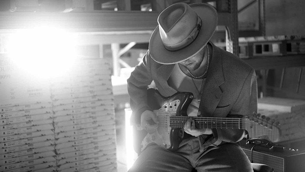 Reynir Snær með gítarinn. AÐSEND MYND