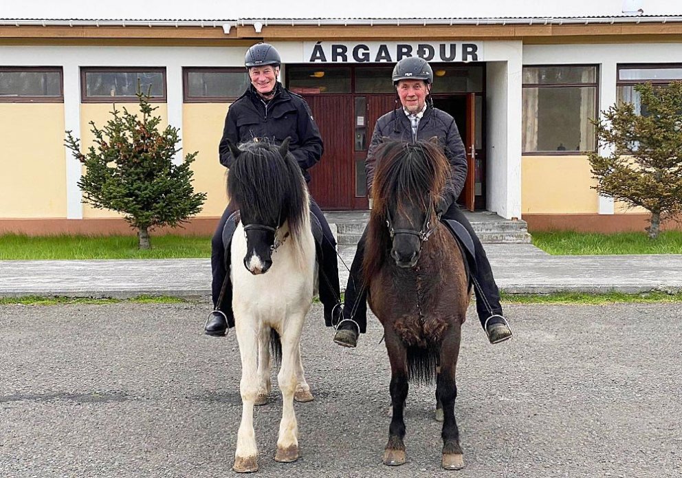 Björn á Varmalæk og Sveinn á Lýtingsstöðum brosmildir á kjördag. MYND: EVELYN ÝR
