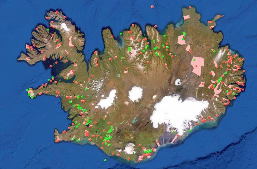 Skoða þarf forsendur eignarhalds ríkisins á jörðum og skýra markmið með ríkiseign, segir í tillögum Framsóknarflokksins um aðgerðaráætlun í jarðarmálum. Rauðir deplar merkja jarðir í umsjón Ríkiseigna en gulu jarðir í umsjón annarra ríkisstofnana. Mynd af kortavefsjá Ríkiseigna.