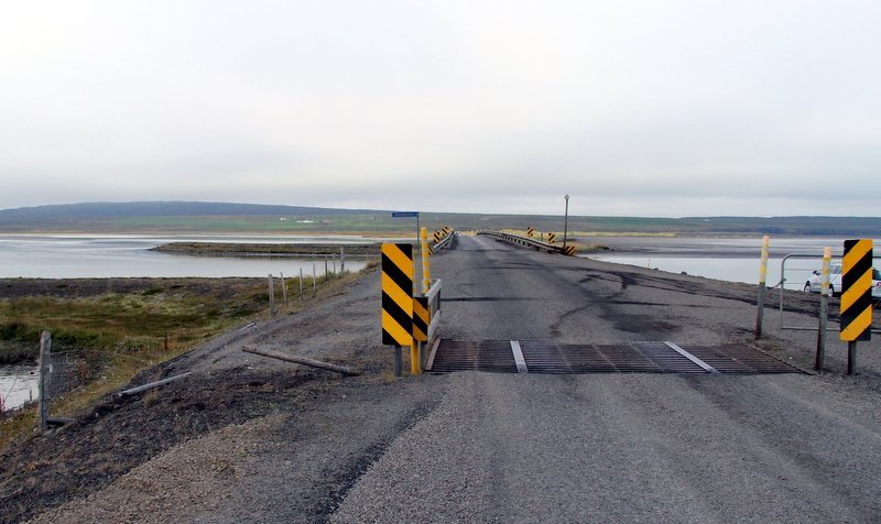 Ristarhlið og búfjárveikivarnagirðing við austurós Héraðsvatna í Skagafirði. Eins og sést vantar talsvert upp á að hér sé fjárheld girðing en það stendur allt til bóta, að sögn Sigurborgar Daðadóttur, yfirdýralæknis. Mynd tekin í morgun. Mynd: PF.