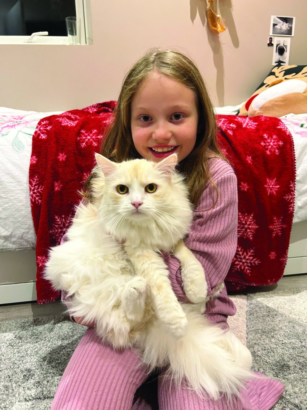 Birta Karen og kisinn Rjómi. Mynd aðsend.