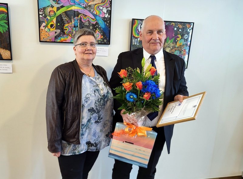 Hrönn Gunnarsdóttir og hennar ektamaki og Samfélagsverðlaunahafi Rögnvaldur Valbergsson. Mynd: PF