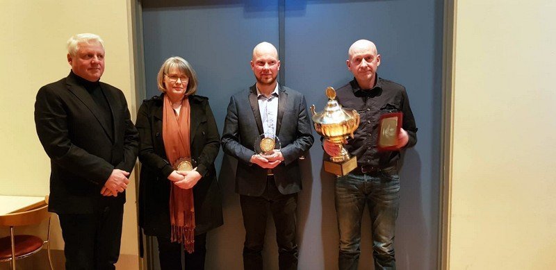 Afburða hrossaræktarbú í Skagafirði heiðruð.Frá vinstri Skapti Steinbjörnsson, Hildur Claessen, Þórarinn Eymundsson (fyrir Prestsbæ) og Gísli Gíslason. Aðsendar myndir.