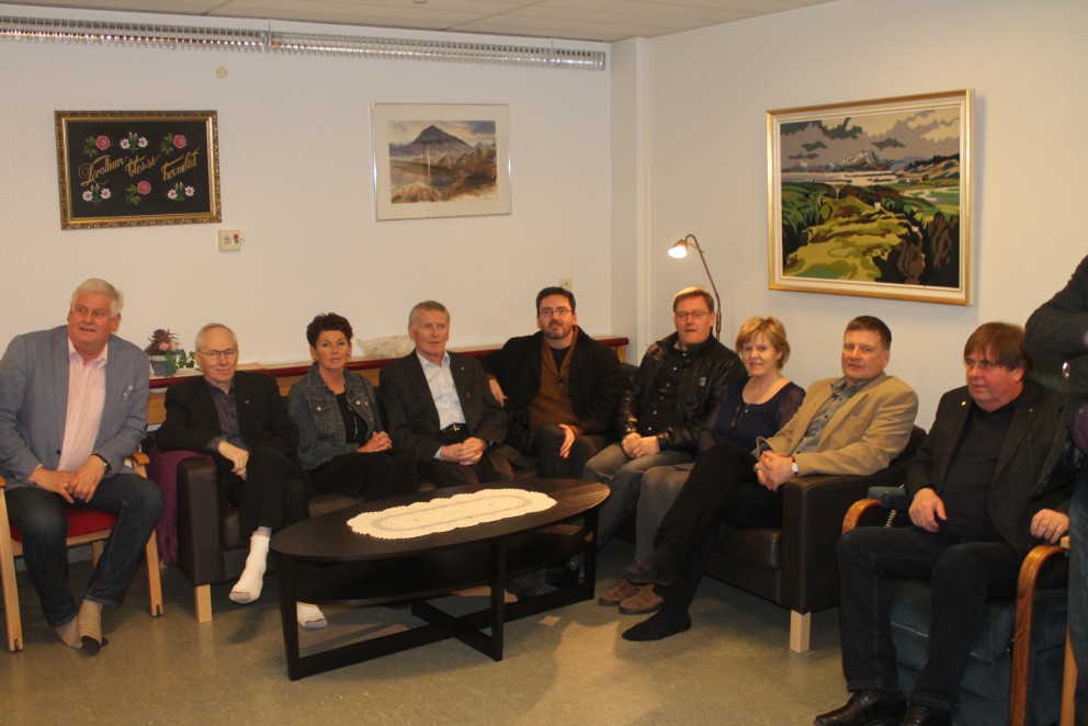 Rótarýklúbbburinn færði Heilbrigðisstofnuninni húsgögn að gjöf