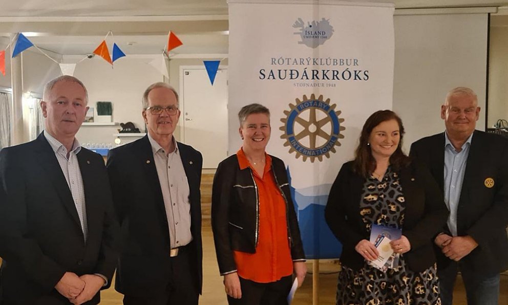 Fyrir miðju eru Þorkell V. Þorsteinsson, Ragna Hrund Hjartardóttir og Íris Helma Ómarsdóttir. Með á myndinni eru Ágúst Guðmundsson forseti Rotaryklúbbs Sauðárkóks og Ómar Bragi Stefánsson verðandi umdæmisstjóri Rotary á Íslandi 2023-2024. MYND: RÓTARÝKLÚBBUR SAUÐÁRKRÓKS