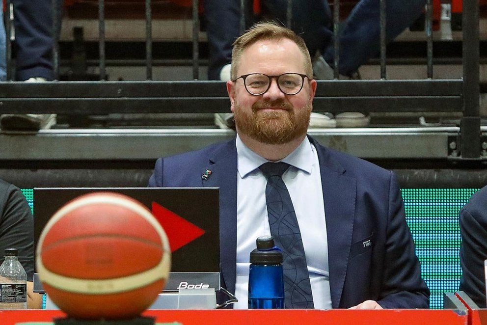 Rúnar Birgir efitrlitsmaður og alfræðibók um körfubolta. MYND AF KKÍ.IS