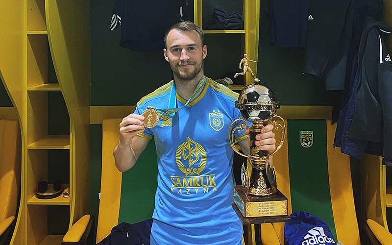 Rúnar Már með verðlaunapeninginn og bikarinn að leik loknum. MYND AF FB