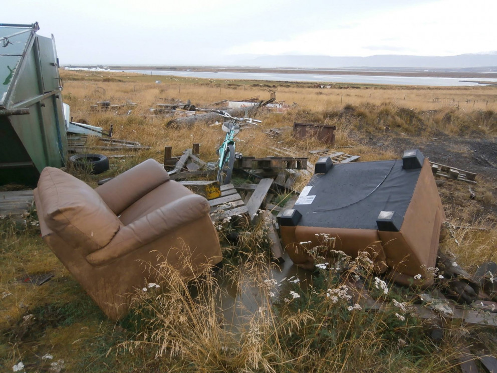 Aðkoman að gámnum við Ljósheima var afar slæm sl. föstudag en umgengni við fleiri gámasvæði hafa einnig verið gagnrýnd. Mynd: Flokka.
