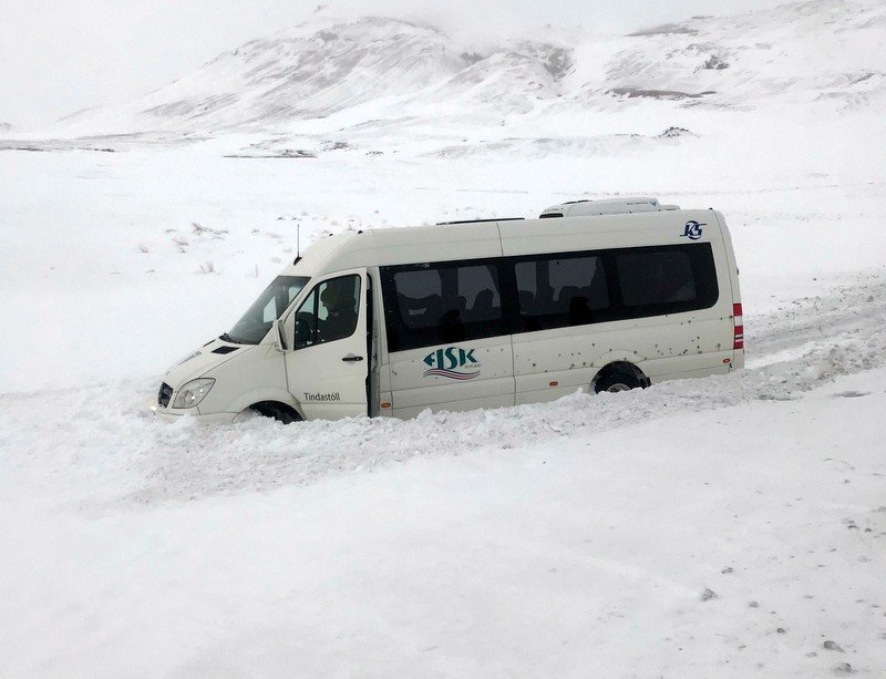 Betur fór en á horfðist þegar Tindastólsrútan rann til í hálku í Námaskarðinu og endaði utan vegar. Myndir Helgi Rafn Viggósson.