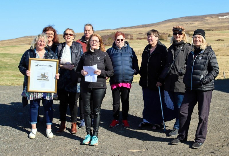 Hluti spilafélaga Sigrúnar Kristínar við afhendingu skiltisins sem sett hefur verið upp á reiðhöllina Þytsheima á Hvammstanga. Myndir: Árborg Ragnarsdóttir.
