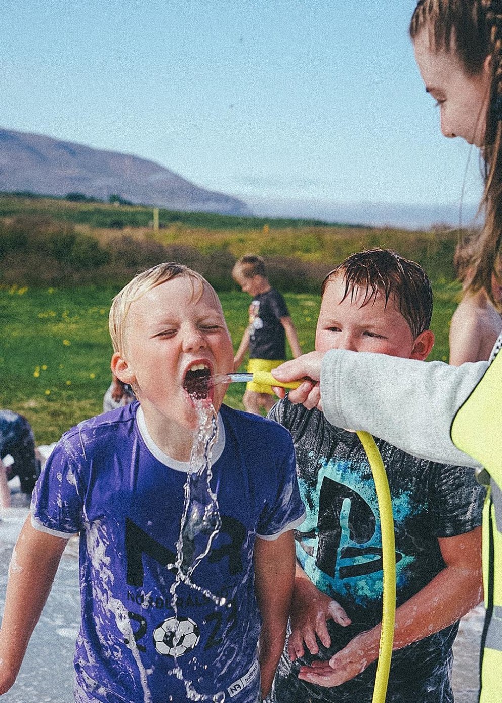 Hvað er nú betra en ísköld hressing í miðju sápuboltamóti í Fljótum? MYNDIR: STEFFÝ