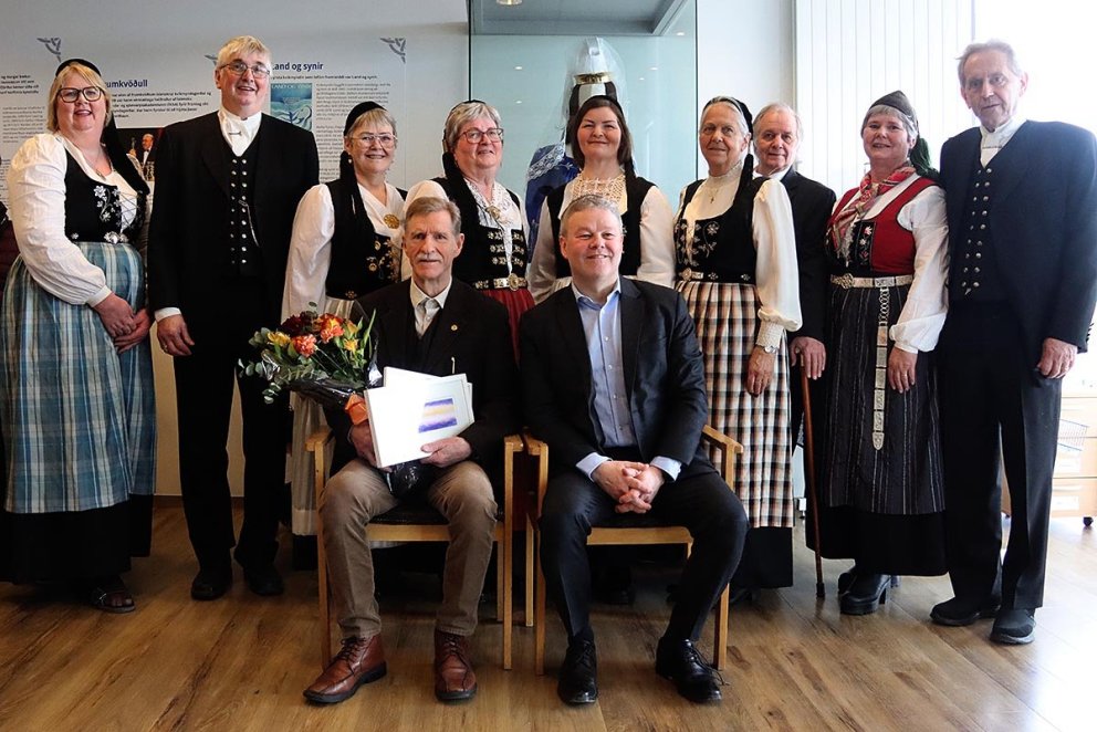 Karl Luðvíksson og Sigfús Ingi Sigfússon í fremstu röð. Fulltrúar frá Pylsaþyti og makar í aftari röð. MYNDIR: ÓAB