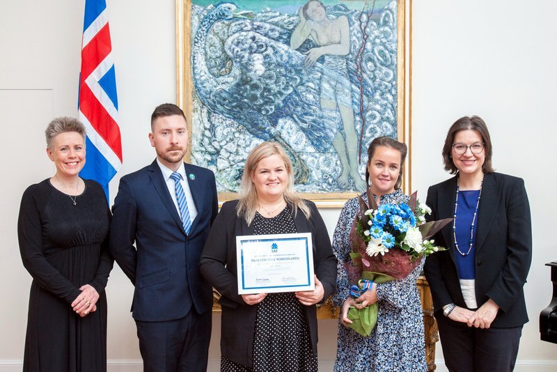 Frá afhendingu Nýsköpunarverðlauna ferðaþjónustunnar 2021. Eliza Reid, forsetafrú og Bjarnheiður Hallsdóttur, formaður Samtaka ferðaþjónustunnar ásamt fulltrúum Markaðsstofu Norðurlands þeim Halldóri Óla Kjartanssyni, verkefnastjóra, Arnheiði Jóhannsdóttur, framkvæmdastjóra og Katrínu Harðardóttur, verkefnastjóra Norðurstrandaleiðar. Mynd: Saf.is.