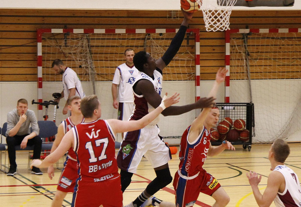 Samb setur boltann í körfu Snæfellinga.  MYND: ÓAB